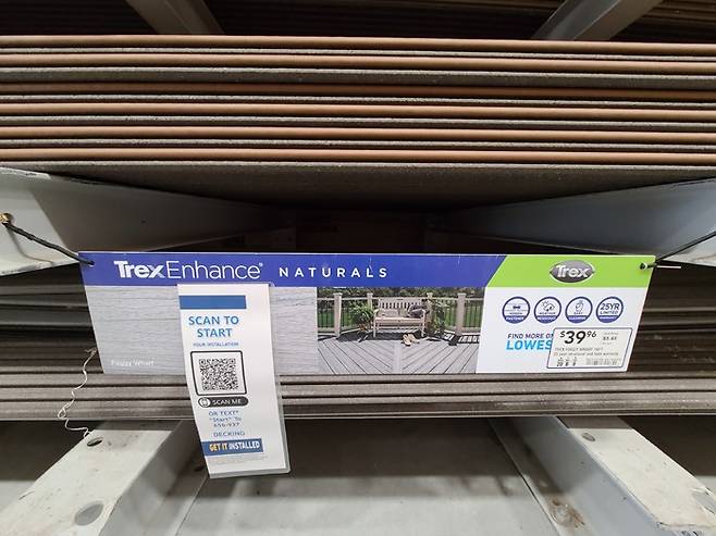 로우스 매장 내 건축자재 핵심 위치에 전시돼 있는  트렉스 제품 [박용범 특파원]