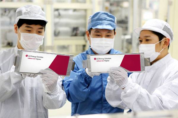 LG에너지솔루션 오창 전기차 배터리 생산라인에서 연구원들이 리튬이온폴리머를 살펴보는 모습.   [사진 제공 = LG에너지솔루션]
