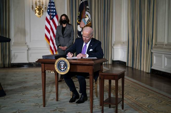 행정명령에 서명하는 조 바이든 미국 대통령. /AFPBBNews=뉴스1
