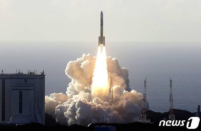 아랍에미리트(UAE) 화성 탐사선 '아말'을 탑재한 H2A로켓이 20일 오전 일본 가고시마현 다네가섬 우주센터에서 발사되고 있다. © 로이터=뉴스1