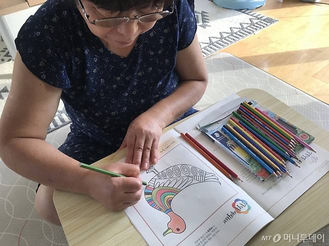 제주 건업동에서 실시중인 '오늘도 공부' 시범사업 참가 어르신이 학습지를 풀고 있다/사진제공=꿈틀