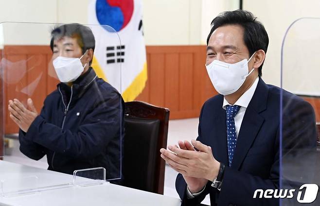 서울시장 보궐선거에 출마한 우상호 더불어민주당 의원이 28일 서울 성동구에 위치한 서울특별시청노동조합을 방문해 박수를 치고 있다. /사진=뉴스1