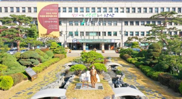 안산시(시장 윤화섭)는 준공 후 20년 이상 지나 수도배관에서 녹물 출수, 통수량 감소 등으로 수돗물 사용에 불편을 겪는 노후주택에 대해 상수도관 개량비용 일부를 지원한다고 28일 밝혔다. / 사진제공=안산시