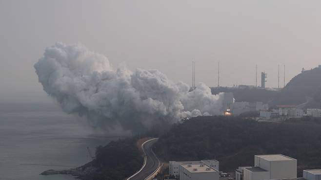 28일 나로우주센터에서 진행된 누리호 1단 인증모델 추진기관 종합연소시험 모습.[한국항공우주연구원 제공]