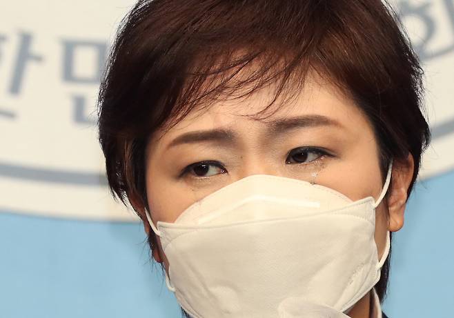 부산시장 보궐선거에 출마한 국민의힘 소속 이언주 전 의원이 28일 국회 소통관에서 긴급 기자회견을 하던 중 울먹이고 있다. [헤럴드경제=이상섭 기자]