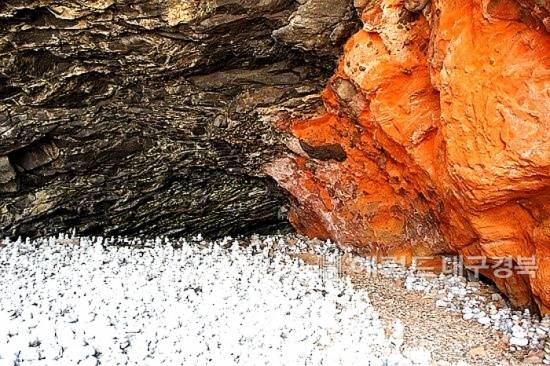 황토흙이 많아 황토구미로    불러온 태하마을, 지금도 서면 태하 모노레일 탑승지 인근에는  옛날의 모습을  유지하고 있다. 조선시대 울릉도 황토흙을 나라에 상납했다는 이야기가 전해지고 있다(헤럴드 DB)