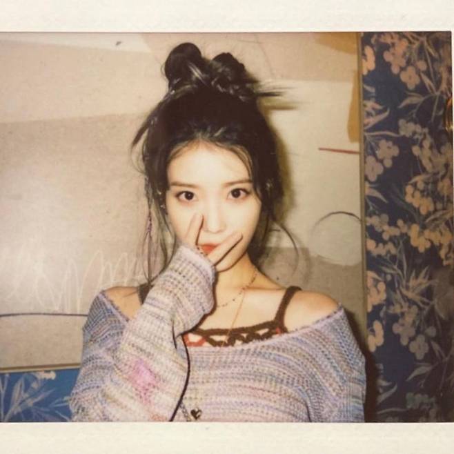 Singer IU showed off her water-watered fairy Beautiful looksIU posted a picture on January 28th with an article entitled Lee Ji-dong on his personal instagram.In the photo, IU gave a red sleeveless point to a V-neck with a shoulder line. Red lips and high-bound hair made beautiful looks stand out.Especially the small face that seemed to disappear, the big eyes added fairy beauty.Meanwhile, IU released its digital single Celebrity on January 27.