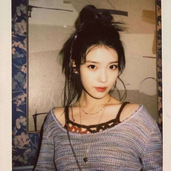 Singer IU showed off her water-watered fairy Beautiful looksIU posted a picture on January 28th with an article entitled Lee Ji-dong on his personal instagram.In the photo, IU gave a red sleeveless point to a V-neck with a shoulder line. Red lips and high-bound hair made beautiful looks stand out.Especially the small face that seemed to disappear, the big eyes added fairy beauty.Meanwhile, IU released its digital single Celebrity on January 27.