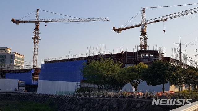 [제주=뉴시스] 제주시내 아파트 건설현장.