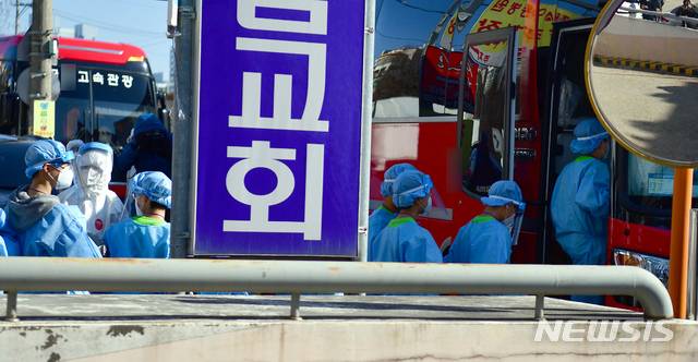 [광주=뉴시스] 류형근 기자 =  6세~19세 학생 등 109명이 신종 코로나바이러스 감염증(코로나19) 확진 판정을 받은 광주 광산구 운남동 광주TCS국제학교에서 27일 오후 확진자들이 생활치료시설로 이동하기 위해 버스에 탑승하고 있다. 2021.01.27. hgryu77@newsis.com