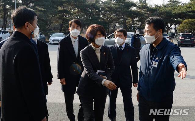 [완주=뉴시스] 김얼 기자 = 한정애 환경부 장관이 28일 전북 완주군 현대자동차 전주공장을 방문해 안내를 받으며 장내로 들어서고 있다. 한정애 환경부 장관은 취임 후 첫 현장 행보인 '한국판 뉴딜 대표사업 무공해차 보급사업 현장 방문'으로 현대자동차 전주공장을 방문 했다. 2021.01.28.pmkeul@newsis.com