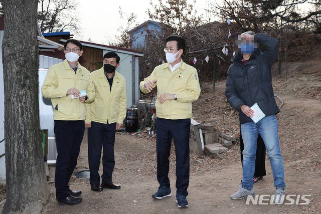 [대전=뉴시스]조명휘 기자 = 허태정(왼쪽 세번째) 대전시장이 27일 오후 유성구 죽동에 있는 한 미인가 대안학교를 찾아 방역상황을 점검하고 있다. (사진= 대전시 제공) 2021.01.27. photo@newsis.com