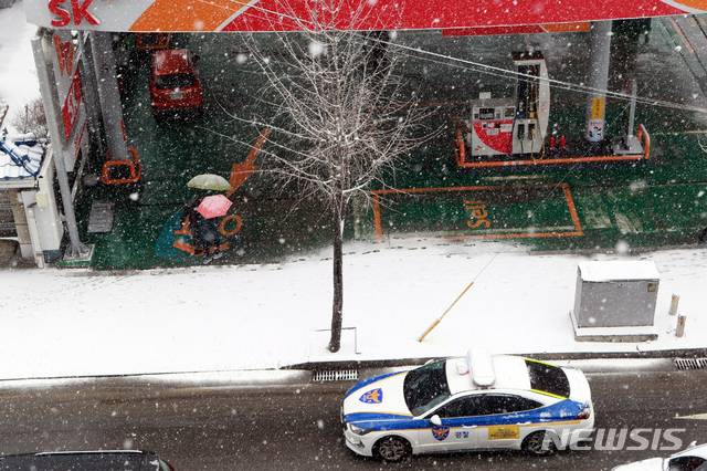 [춘천=뉴시스] 김경목 기자 = 28일 오후 강원 평창·횡성·원주에 대설주의보가 발효 중인 가운데 춘천지역에 눈이 내리고 있다. 2021.01.28. photo31@newsis.com