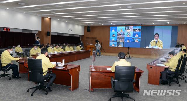 [홍성=뉴시스]충남도와 15개 시군 지방정부회의 모습.