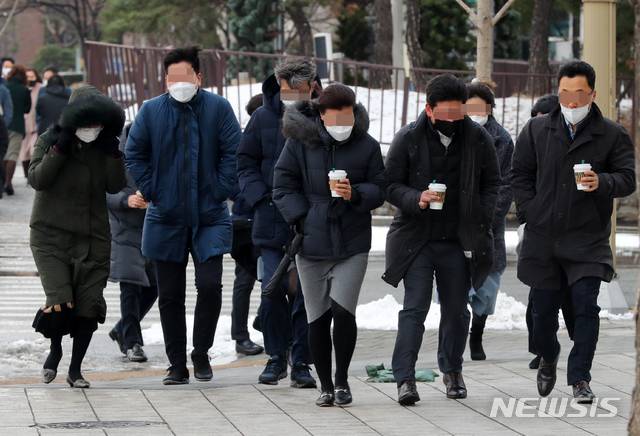 [서울=뉴시스]배훈식 기자 = 눈이 그친 뒤 강한 바람과 함께 한파가 찾아온 28일 오후 서울 영등포구 여의도에서 옷깃을 여민 시민들이 발걸음을 옮기고 있다. 2021.01.28. dahora83@newsis.com