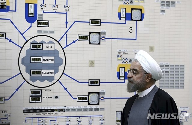 【부샤흐리=AP/뉴시스】 하산 로하니 이란 대통령이 2019년 11월5일(현지시간) 생방송 연설을 통해 이란 중부 산악지대의 지하에 있는 핵물리학 연구소의 원심분리기에 우라늄 기체(육불화우라늄.UF6)를 주입하겠다고 밝혔다. 사진은 2015년 1월 이란 부샤흐리 핵발전소를 방문한 로하니 대통령의 모습. 2019.11.05.