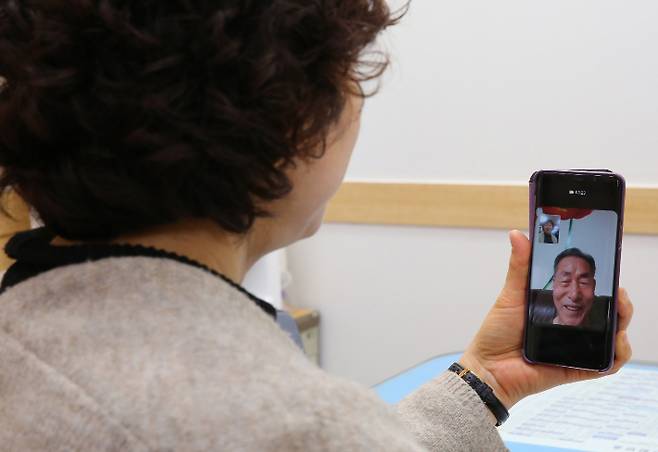 경주시의 '경로당 행복도우미' 사업 지원을 받아 지역의 한 어르신이 스마트폰으로 영상통화를 하고 있다.경주시 제공