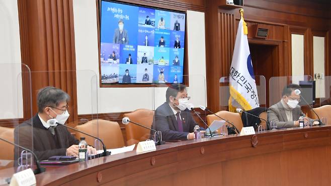 기획재정부 안일환(가운데) 제2차관이 28일 정부서울청사에서 열린 '2021년 제1차 재정관리점검회의'를 주재하고 있다. 기재부 제공