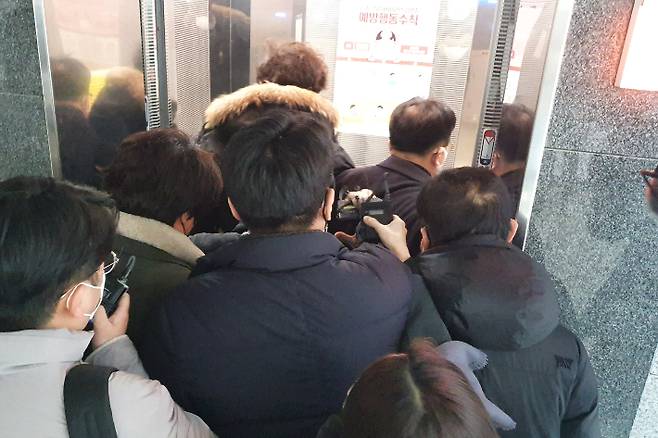 연구원 인건비 6억 5천만 원을 가로챈 혐의로 재판에 넘겨진 전북대 농생대 A교수가 집행유예를 선고받고 취재진을 피해 법정을 떠나고 있다. 송승민 기자