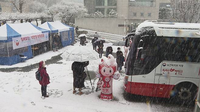 기독교한국침례회가 28일 오전 눈이 내리는 가운데 서울 강남중앙침례교회에서 헌혈 캠페인 행사를 진행했다.
