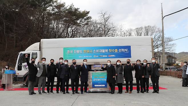28일 오후 창원 내서읍 가고파힐링푸드 제1공장에서 소비재 품목의 중국 내 상설전시판매장과 온라인 입점을 위한 초도물품 수출 선적식이 열렸다.  창원시 제공