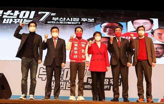 28일 부산 벡스코에서 열린 국민의힘 부산시장 보궐선거 예비경선 심사를 위한 예비후보 비전 발표회에서 박형준(오른쪽부터), 전성하, 이언주, 박민식, 이진복, 박성훈 후보들이 기념촬영을 하고 있다. 연합뉴스