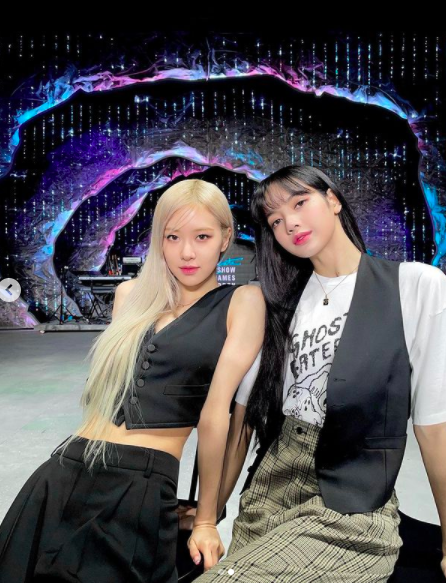 Rosé and Lisa showed off their beautiful looks while BLACKPINK appeared on CBS The Lay Lay Show With James Corden Show (hereinafter referred to as The James Corden Show) in the US.Rosé wrote on his SNS on Friday, Thank you for having us again!We always have the best time chatting and performing for you guys. Whos ready for The Show?(Thank you for calling us back on The James Corden Show; were always doing Do best to talk and stage for you.Who is waiting for the concert THE SHOW? In the photo, Rosé is taking various poses at the James Corden Show recording scene.In particular, Rosé boasts a doll-like atmosphere, and is also gazing affectionately at the camera with Lisa, adding to the admiration of their dazzling visuals.On the other hand, BLACKPINK presented Pretty Savage performance, which is the first album of the regular album through James Corden Show.Here, expectations for the live stream concert THE SHOW have also been raised.THE SHOW will be held from 2 pm on January 31st in Korea time.It is noteworthy that the first performance of the songs of the first album, including the release of the first solo song of Rosé, is prepared.rosé SNS
