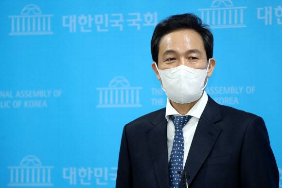 서울시장 보궐선거에 출마한 더불어민주당 우상호 의원이 28일 오전 서울 여의도 국회 소통관에서 8번째 정책 공약 '아동·돌봄 정책'을 발표한 뒤 취재진 질문에 답하고 있다. 뉴시스