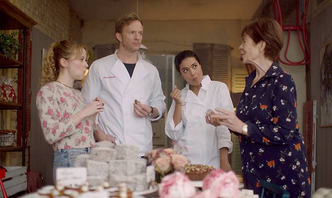 ‘세상의 모든 디저트: 러브 사라’는 각기 다른 세대의 여성들이 연대해 진정 바라던 일을 이뤄가는 이야기다.