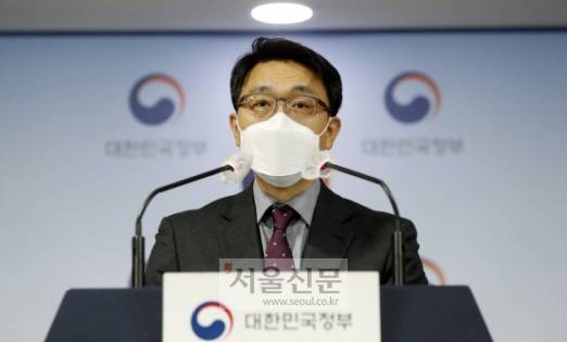 김진욱 초대 고위공직자범죄수사처(공수처) 처장이 28일 오후 서울 종로구 정부서울청사 브리핑룸에서 헌법재판소 결정 관련 브리핑을 하고 있다. 헌법재판소는 이날 공수처의 설립과 운영 근거를 정한 법률이 헌법에 위배되지 않는다고 판결했다. 2021. 1. 28 박윤슬 기자 seul@seoul.co.kr