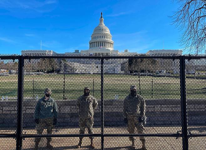ⓒAFP PHOTO워싱턴 D.C.의 연방의회 의사당 주변에 배치된 주방위군 병력들이 1월12일 경비 근무를 서고 있다.