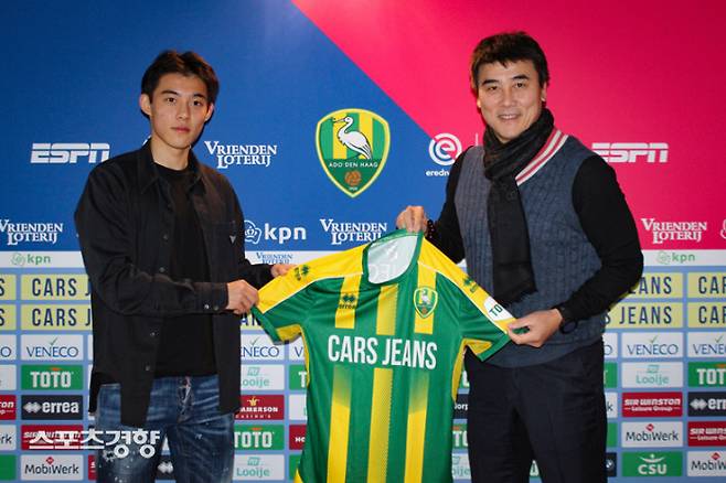 네덜란드 덴 하그와 2024년까지 계약한 중국 축구 유망주 리 시롱(왼쪽)과 그의 아버지 리밍. 덴 하그 홈페이지