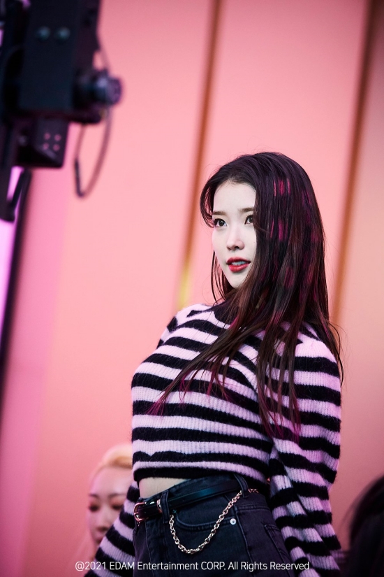 ()Extreme grace.On the 28th, IUs agency EDAM Entertainment Naver Post posted behind-the-scenes photos of IUs regular 5-home pre-release song Celebrity (Celebrity) music video shoot.In the music video shoot, IU shot the heart of the official fan club Yuana with a digestive power that digests any makeup and a brilliant beautiful look.The behind-the-scenes footage of Celebrity music video can be viewed at the official EDAM Entertainment Naver Post.On the other hand, as soon as the new IU song Celebrity, which was released on the 27th, was released, it entered the recently reorganized Melon 24 Hits chart in a short time as well as the top music charts such as Genie Music and Bugs.In addition, this new song was ranked # 1 in the iTunes Song Charts in six countries, making it popular among overseas fans.IUs new song Celebrity is a new song that was released in eight months after the release of the digital single Eight in May last year.Especially, it showed a concept of various styling using colorful and colorful color, and collected a big topic before the release of the sound source.