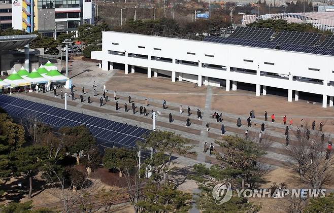 광주시청 광장 선별검사소에 긴 줄 (광주=연합뉴스) 조남수 기자 = IM선교회에서 운영 중인 국제학교에서 무더기로 확진자가 나오며 코로나19 감염 규모가 다시 증가세에 있는 27일 오전 광주시청 광장에 마련된 신종 코로나바이러스 감염증(코로나19) 선별검사소에 시민들이 긴 줄을 서 대기하고 있다.iso64@yna.co.kr