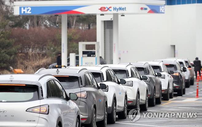 수소 충전 기다리는 차량 (춘천=연합뉴스) 양지웅 기자 = 21일 강원 춘천시 중앙고속도로 춘천휴게소 내에 시범 운영을 시작한 수소충전소 앞으로 충전을 기다리는 차량이 길게 늘어서 있다.      2021.1.21 yangdoo@yna.co.kr