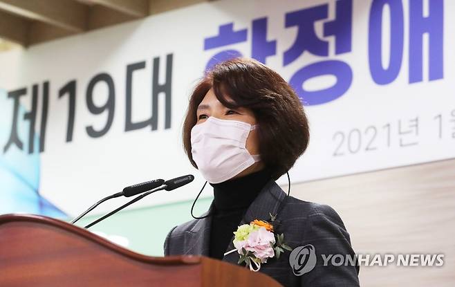 취임사 하는 한정애 환경부 장관 (세종=연합뉴스) 김주형 기자 = 한정애 환경부 장관이 22일 오후 세종시 정부세종청사에서 열린 취임식에서 취임사하고 있다. 2021.1.22 kjhpress@yna.co.kr