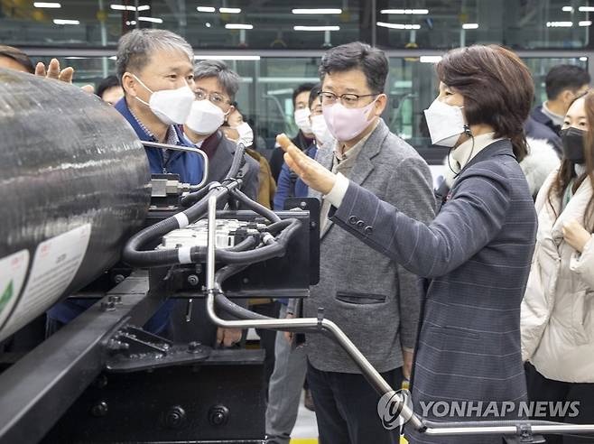 전기·수소버스 생산시설 현장방문 (서울=연합뉴스) 한정애 환경부 장관(오른쪽)이 취임 첫 행보로 28일 오전 전북 완주군 소재 현대자동차 전주공장을 방문해 전기·수소버스 생산시설을 둘러보고 있다. 2021.1.28       [환경부 제공. 재판매 및 DB 금지] photo@yna.co.kr