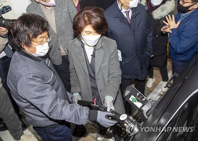 수소 충전 시연하는 한정애 장관 (서울=연합뉴스) 한정애 환경부 장관이 28일 오전 국내 버스충전소 1호인 전북 완주군 수소충전소를 방문해 수소 충전 시연을 하고 있다. 2021.1.28       [환경부 제공. 재판매 및 DB 금지] photo@yna.co.kr