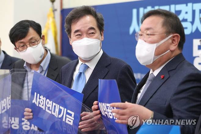 더불어민주당, 사회적경제 활성화 및 입법추진 당정청 회의 (서울=연합뉴스) 진성철 기자 = 더불어민주당 이낙연 대표(가운데), 김태년 원내대표(오른쪽)와 이호승 청와대 경제수석이 28일 국회에서 열린 사회적경제 활성화 및 입법추진 당정청 회의에서 기념촬영을 하고 있다. 2021.1.28 zjin@yna.co.kr