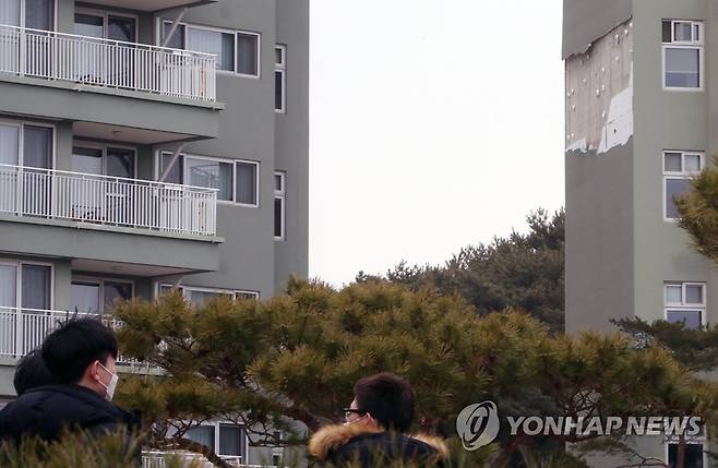 강풍에 뜯어진 동해안 호텔 외벽 (강릉=연합뉴스) 이해용 기자 = 28일 낮 12시 40분께 강원 강릉시 안현동의 한 호텔 외벽이 심한 강풍에 의해 뜯겨 있다. 2021.1.28 dmz@yna.co.kr
