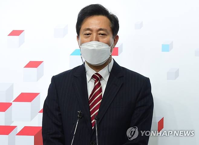 서울시장 공천 신청자 면접 마친 오세훈 전 서울시장 (서울=연합뉴스) 안정원 기자 = 국민의힘 소속 오세훈 전 서울시장이 24일 서울 여의도 국민의힘 중앙당사에서 열린 4.7 서울시장 보궐선거 공천 신청자 면접을 마친 뒤 답변하고 있다. 2021. 1. 24 jeong@yna.co.kr