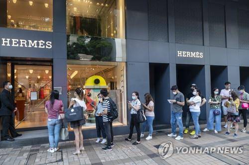 2020년 8월 홍콩 에르메스 매장 앞에 늘어선 대기 줄 [EPA=연합뉴스 자료사진. DB 및 재판매 금지]