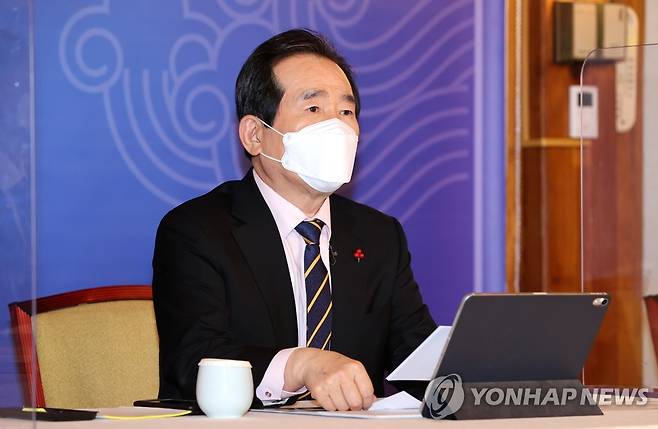 목요대화에서 발언하는 정세균 총리 (서울=연합뉴스) 류영석 기자 = 정세균 국무총리가 28일 서울 삼청동 총리공관에서 '코로나19 영업 손실보상, 제도화 방안'이라는 주제로 열린 제34차 목요대화에서 발언하고 있다. 2021.1.28 ondol@yna.co.kr