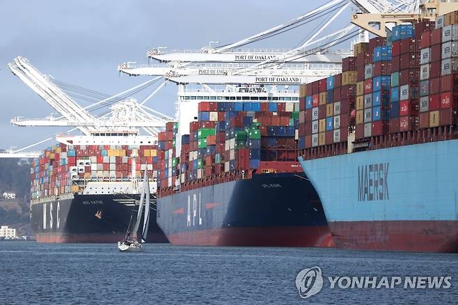 미국 오클랜드항의 컨테이너선 [AFP/게티이미지=연합뉴스]