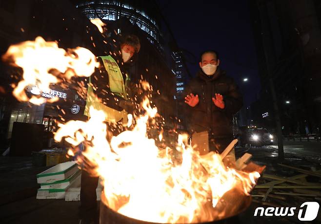 서울 중구 중림시장에서 상인들이 모닥불로 추위를 녹이고 있다.  /뉴스1 © News1 임세영 기자