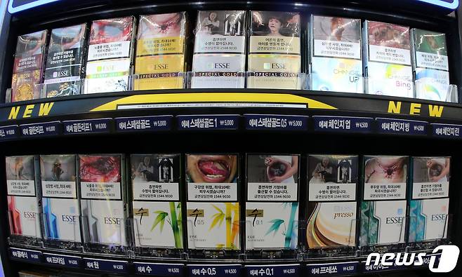 28일 오전 대전 서구에 위치한 편의점에 담배가 진열돼 있다. 2021.1.28/뉴스1 © News1 김기태 기자