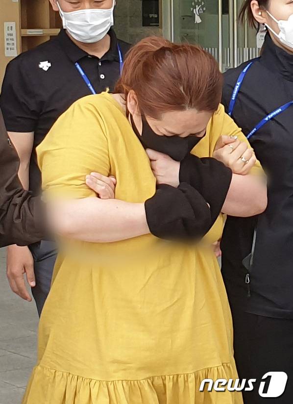 9세 의붓아들을 7시간 넘게 여행용 가방에 가둬 심정지 상태에 이르게 한 40대 계모가 항소심에서 징역 25년을 선고받았다. 지난해 6월3일 오후 영장실질심사를 받기 위해 대전지방법원 천안지원으로 향하는 계모 A씨. 2020.6.3/뉴스1 © News1 김아영 기자