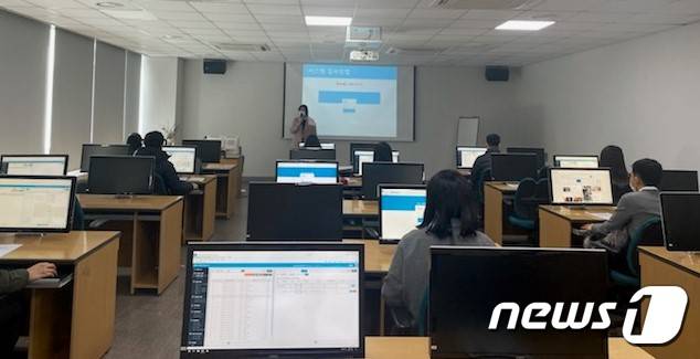 예산군은 경로당관리시스템을 구축하고 2월부터 본격적인 운영에 들어간다. 사진은 경로당관리시스템 교육 모습. 예산군 제공) © 뉴스1