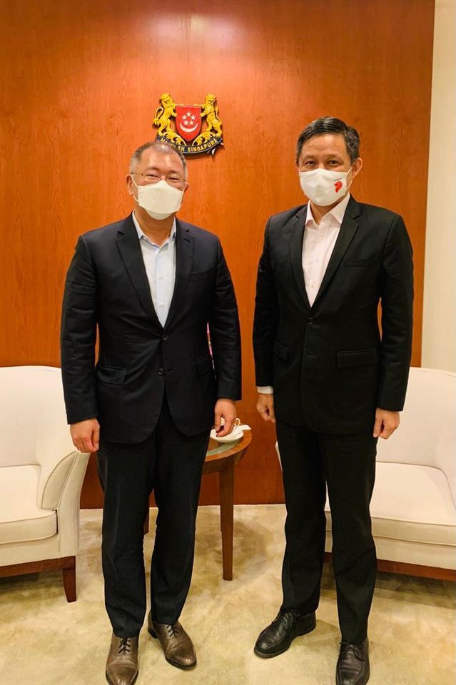 정의선 현대자동차그룹 회장(왼쪽)은 최근 싱가포르에서 찬춘싱 통상산업부 장관과 만나 미래 모빌리티 비전을 논의했다. (찬춘싱 장관 SNS)© 뉴스1