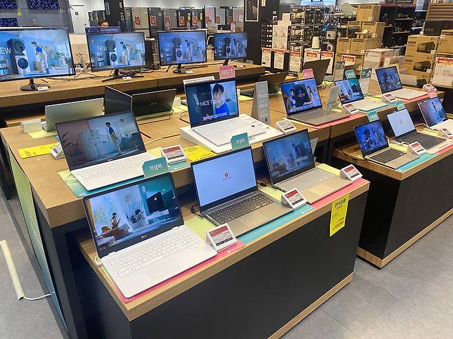 롯데하이마트가 경기도 이천 롯데프리미엄아울렛 이천점에 선뵌 가전 상설 할인 매장 '가전 아울렛점'(롯데하이마트 제공)© 뉴스1